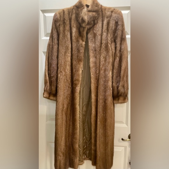 Beautiful 3/4 length mink coat. Pristine condition.Size 10.